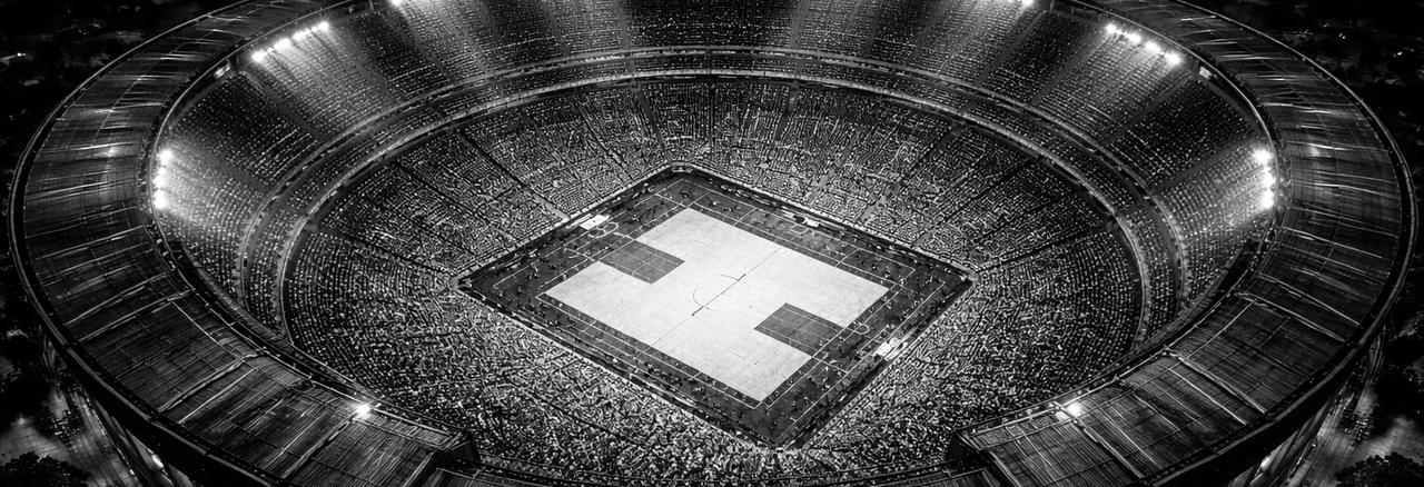 Uno stadio illuminato visto dall’alto, in bianco e nero